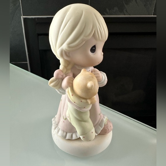 Precious Moments Collectable Figurine with kitten /cat - Picture 3 of 3